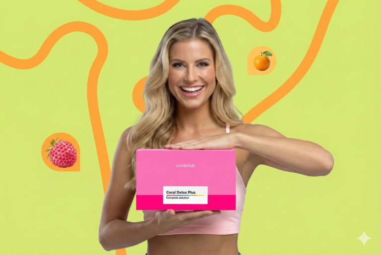 Nasmejana ženska z rožnato škatlo programa Coral Detox Plus na svetlo zeleni podlagi z motivi sadja